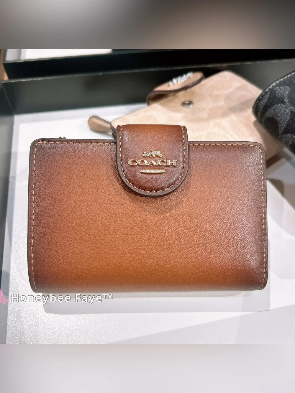 Coach medium corner zip Leather Wallet with Gold Logo cec27